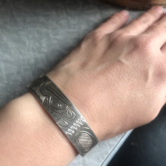 Indigenous BC carved silver eagle bracelet - Picture 5 of 7